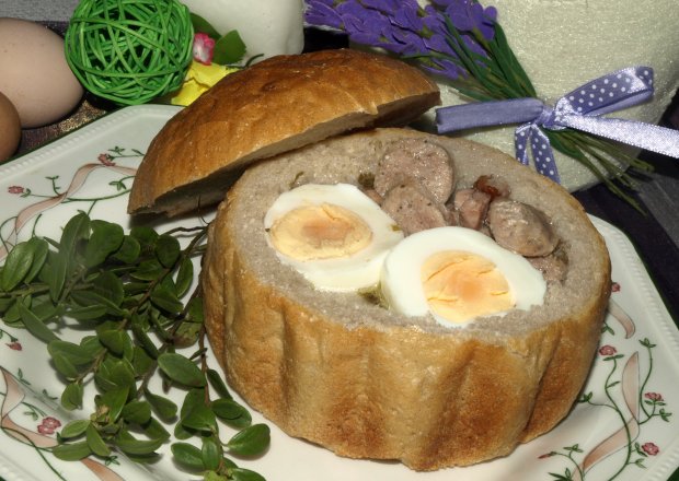 Fotografia przedstawiająca Żurek chrzanowo-grzybowy w chlebkach