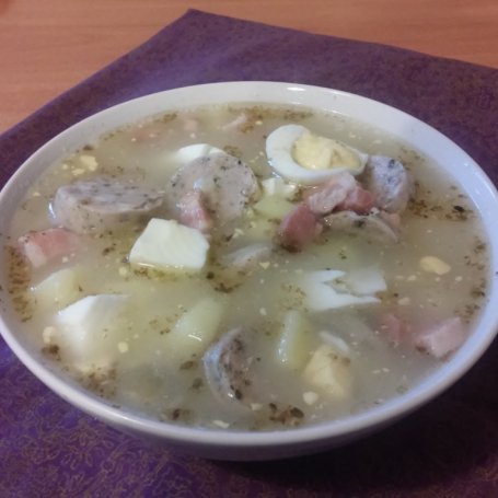 Krok 5 - Żurek na białej kiełbasie z boczkiem i jajkiem foto