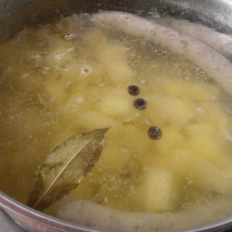 Krok 2 - Żurek na kiełbaskach z maślanką i ziemniakami foto