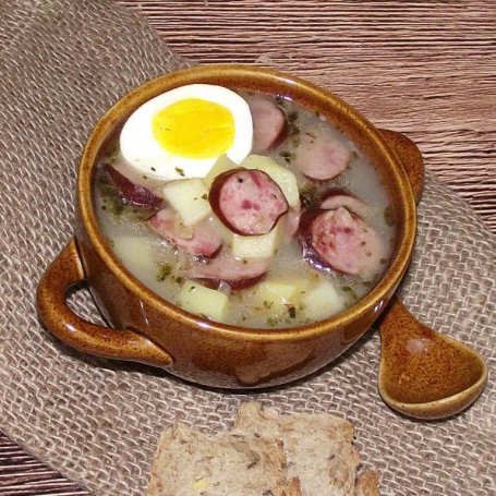 Krok 7 - Żurek na wędzonce ze smażoną cebulą i majerankiem foto