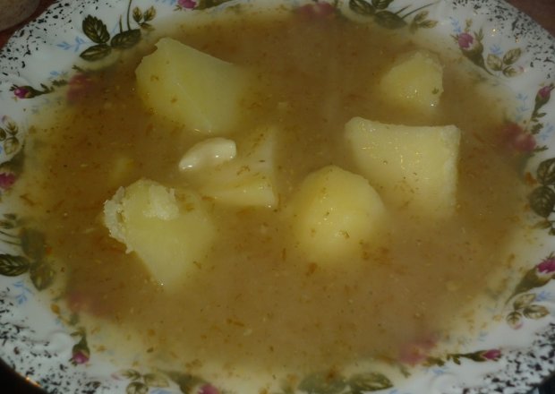 Fotografia przedstawiająca Żurek na żeberkach z ziemniakami