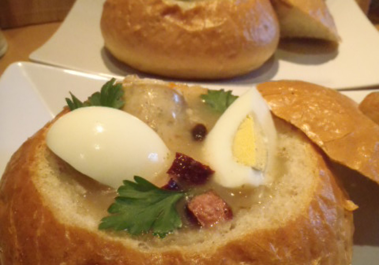 Żurek w chlebie z kiełbasą, jajkiem i ziemniaczkami foto