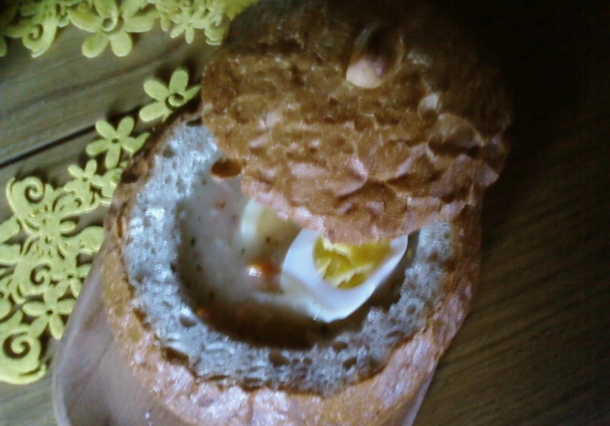Zurek w chlebie. foto