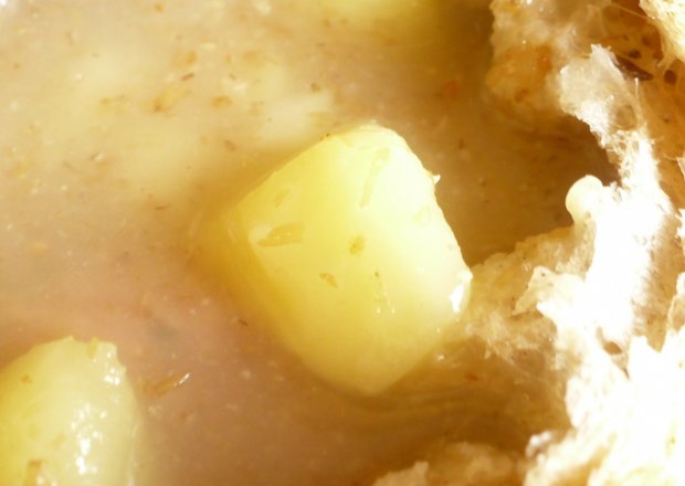 Fotografia przedstawiająca Żurek w chlebie