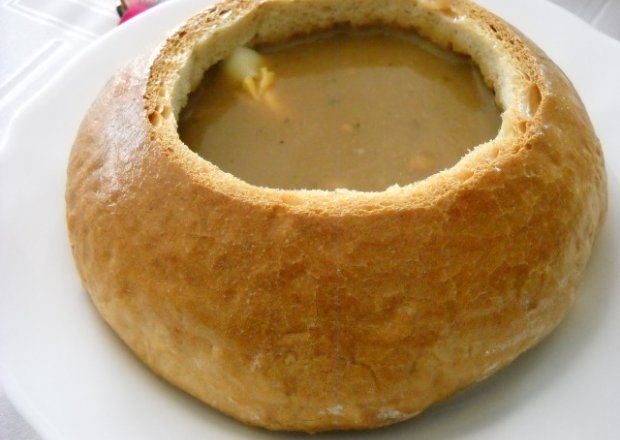 Fotografia przedstawiająca Żurek w chlebie
