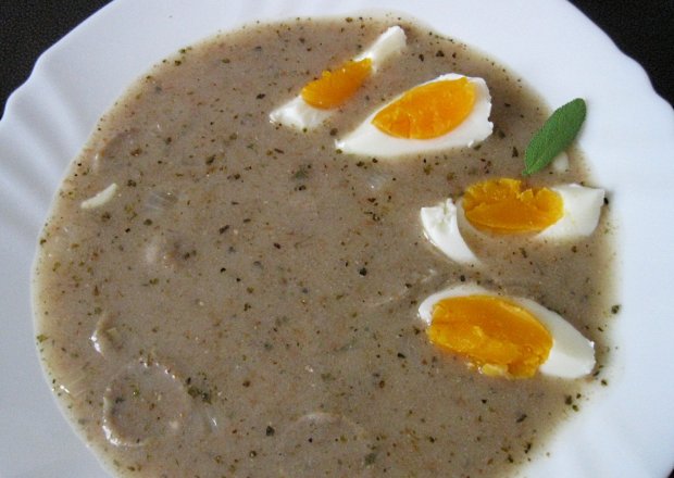 Fotografia przedstawiająca Żurek z białą kiełbasą, jajkiem i podsmażanymi ziemniakami
