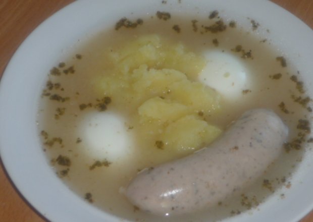 Fotografia przedstawiająca Żurek z białą kiełbasą z ziemniakami i jajkiem
