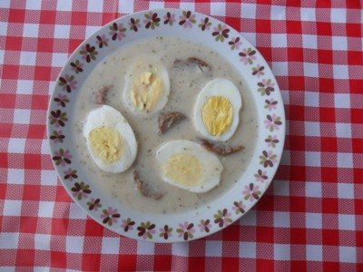 Fotografia przedstawiająca Żurek z jajkami i kiełbasą