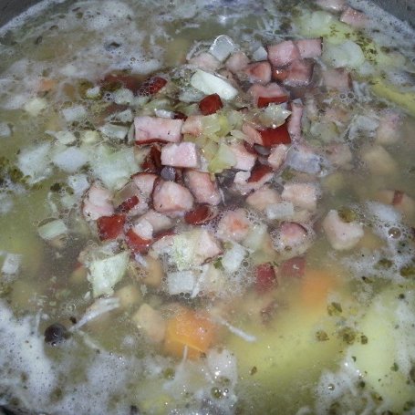 Krok 4 - Żurek z jajkiem i kiełbasą. foto