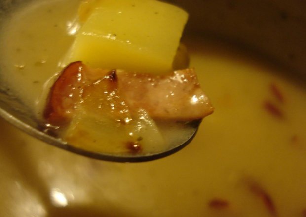 Fotografia przedstawiająca Żurek ze smażoną kiełbaską i cebulką