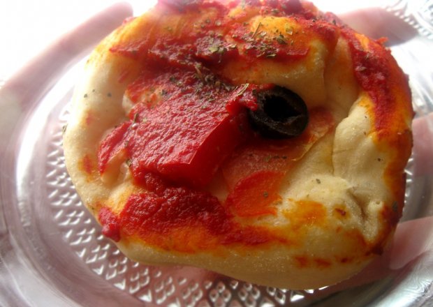 Fotografia przedstawiająca Zwijane pizzerki z oliwkami i fetą