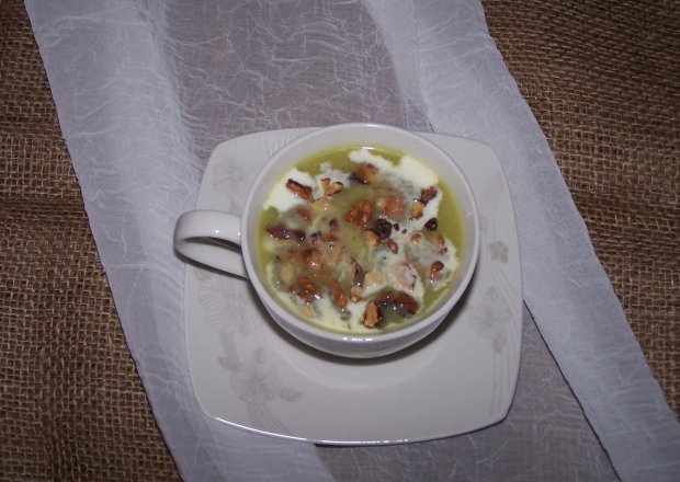 Fotografia przedstawiająca Zwykła zupa z "niezwykłymi" dodatkami, czyli krem z mleczkiem kokosowym i prażonymi orzechami :)