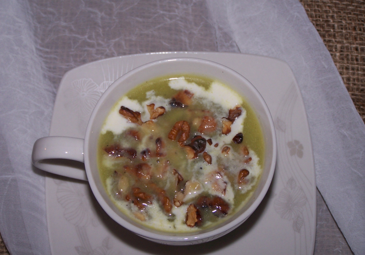 Zwykła zupa z "niezwykłymi" dodatkami, czyli krem z mleczkiem kokosowym i prażonymi orzechami :) foto