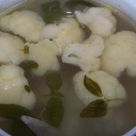 Krok 2 - Zwykła zupa z "niezwykłymi" dodatkami, czyli krem z mleczkiem kokosowym i prażonymi orzechami :) foto