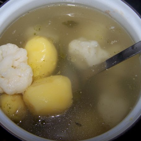 Krok 3 - Zwykła zupa z "niezwykłymi" dodatkami, czyli krem z mleczkiem kokosowym i prażonymi orzechami :) foto
