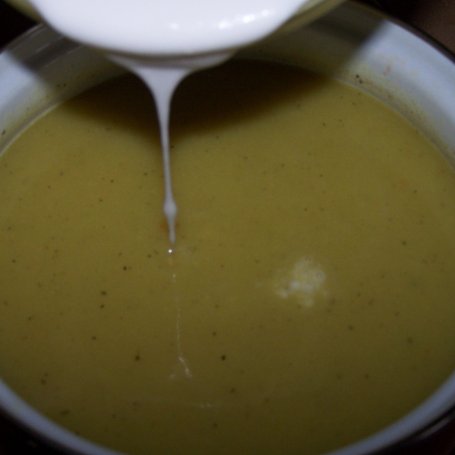 Krok 5 - Zwykła zupa z "niezwykłymi" dodatkami, czyli krem z mleczkiem kokosowym i prażonymi orzechami :) foto