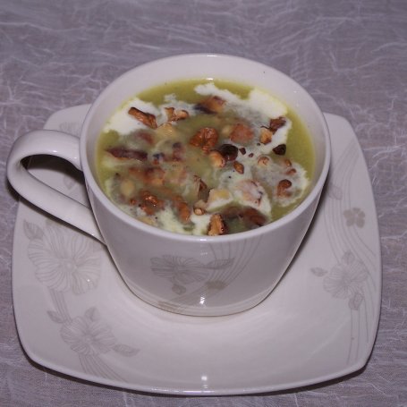 Krok 7 - Zwykła zupa z "niezwykłymi" dodatkami, czyli krem z mleczkiem kokosowym i prażonymi orzechami :) foto