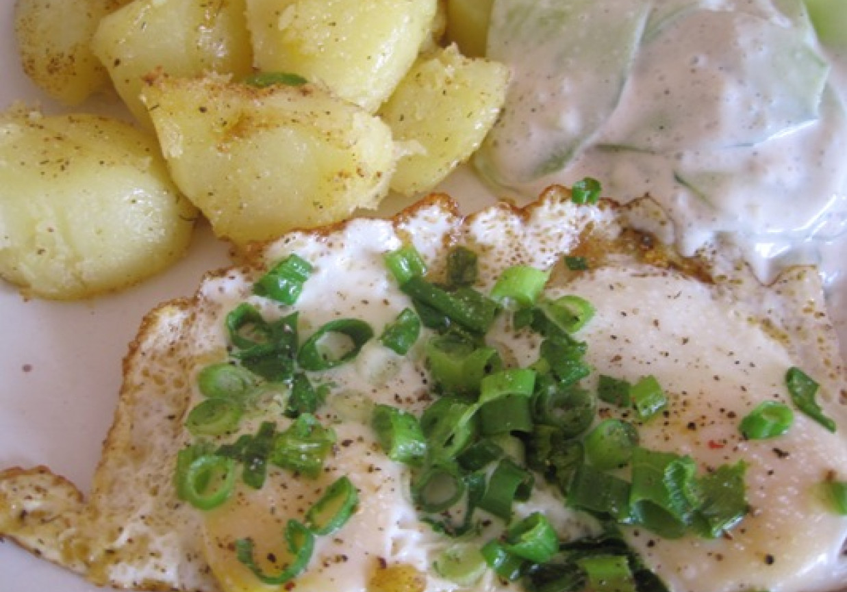 Zwykłe danie - jajka sadzone ze smazonymi kartoflami i mizerią z octem balsamicznym foto