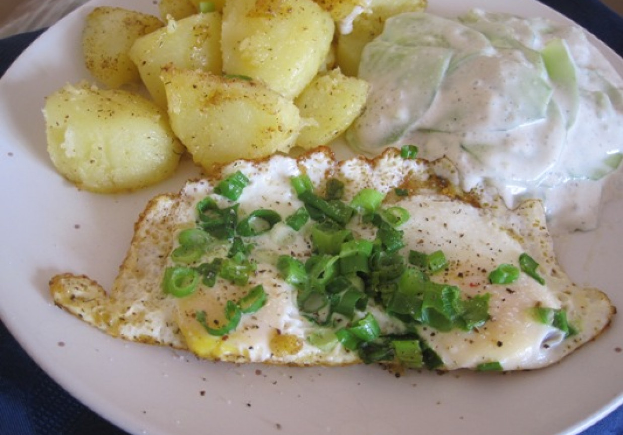 Zwykłe danie - jajka sadzone ze smazonymi kartoflami i mizerią z octem balsamicznym foto