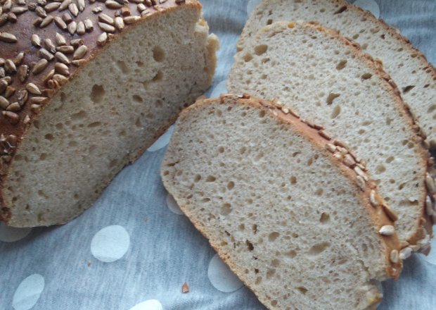 Fotografia przedstawiająca Zwykły pszenny chleb na zakwasie