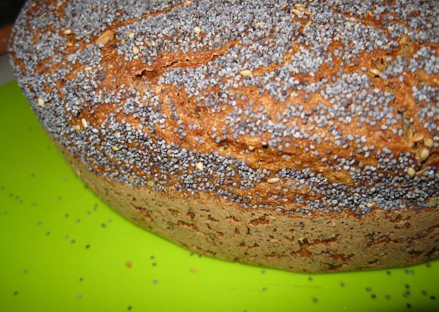 Fotografia przedstawiająca Żytni chleb z prodiża (z czarnuszką, suszoną papryką, siemieniem lnianym i sezamem)