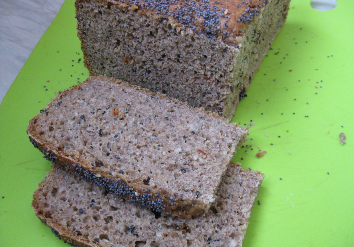 Żytni chleb z prodiża (z czarnuszką, suszoną papryką, siemieniem lnianym i sezamem) foto