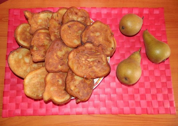 Fotografia przedstawiająca Żytnie gruszkowe racuchy z wiórkami kokosowymi.