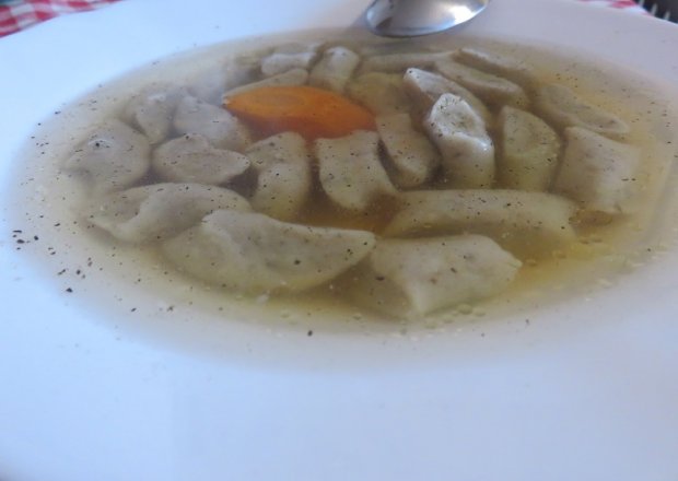 Fotografia przedstawiająca żytnie kluseczki z suszoną pietruszką do zupy