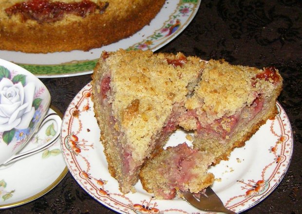 Fotografia przedstawiająca żytnio-pszenne ciasto ucierane z truskawkami mrożonymi i kruszonką z płatków owsianych...