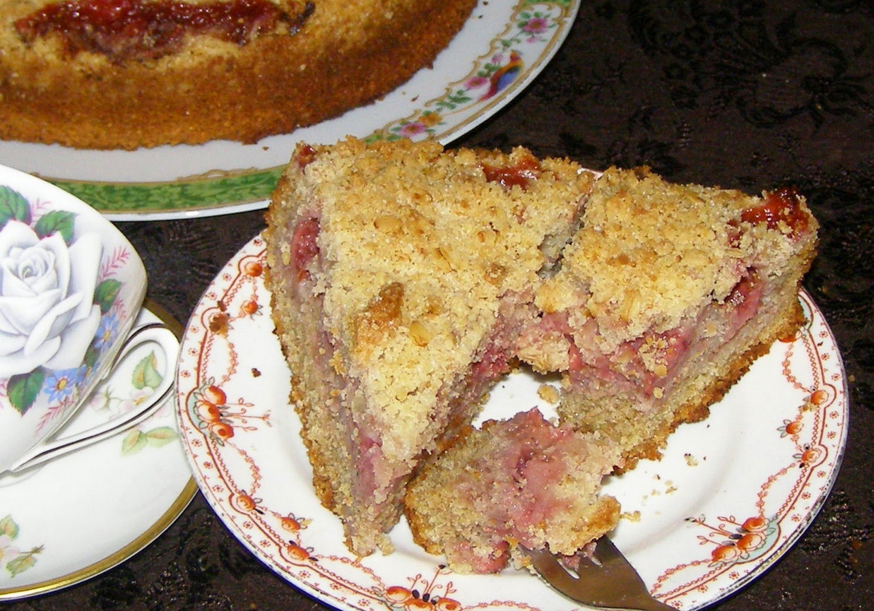żytnio-pszenne ciasto ucierane z truskawkami mrożonymi i kruszonką z płatków owsianych... foto
