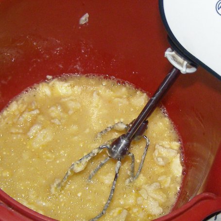 Krok 1 - żytnio-pszenne ciasto ucierane z truskawkami mrożonymi i kruszonką z płatków owsianych... foto