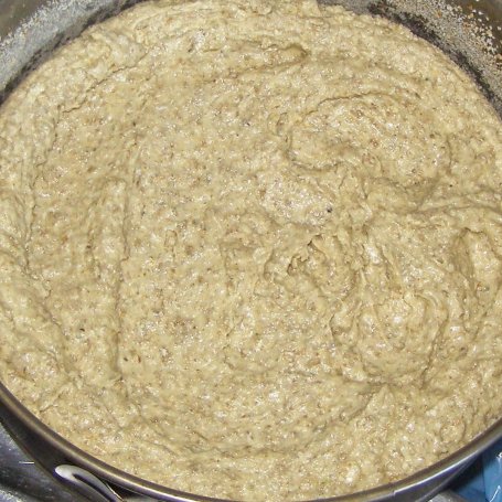 Krok 2 - żytnio-pszenne ciasto ucierane z truskawkami mrożonymi i kruszonką z płatków owsianych... foto