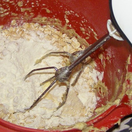 Krok 4 - żytnio-pszenne ciasto ucierane z truskawkami mrożonymi i kruszonką z płatków owsianych... foto