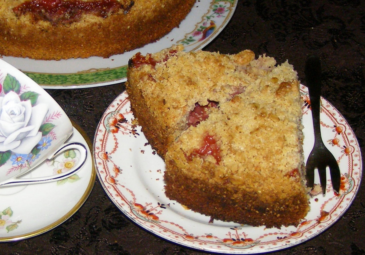 żytnio-pszenne ciasto ucierane z truskawkami mrożonymi i kruszonką z płatków owsianych... foto
