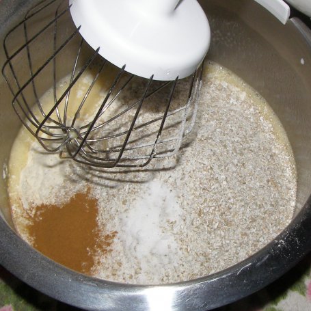 Krok 3 - żytnio-pszenne marchewkowo-jabłkowe ciasto ze śmietaną kakaową... foto
